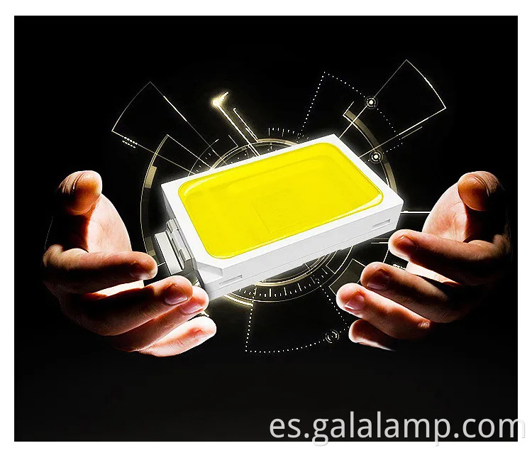 Elegante candelabro LED en blanco y negro para espacios modernos